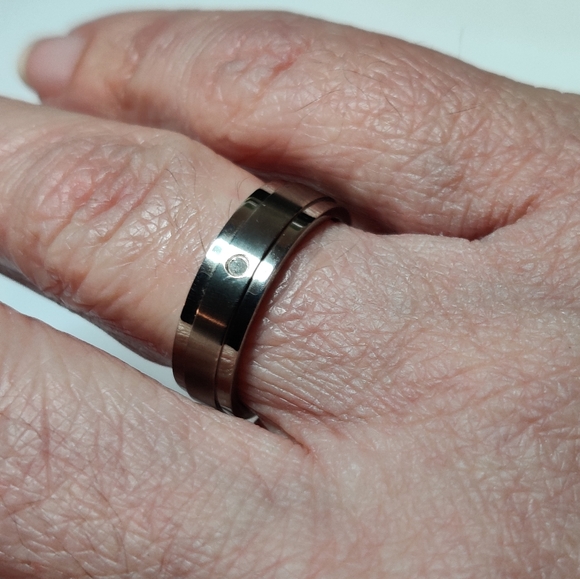 Titanium Silver Tone Minimalist Unisex Alliance Wedding Ring with a Diamond Chip - Picture 3 of 8